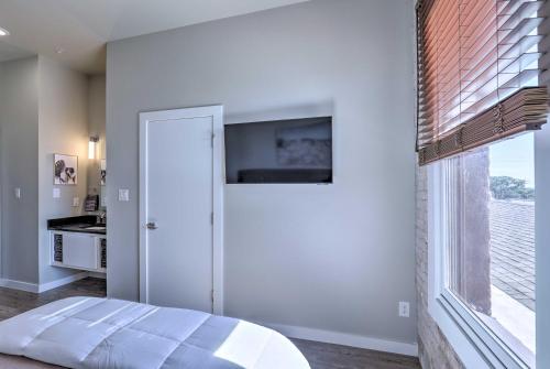 Sleek, Newly Updated Downtown San Marcos Apt!