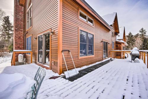 Secluded Vermont Retreat Outdoor Pool and Deck in 斯特拉頓