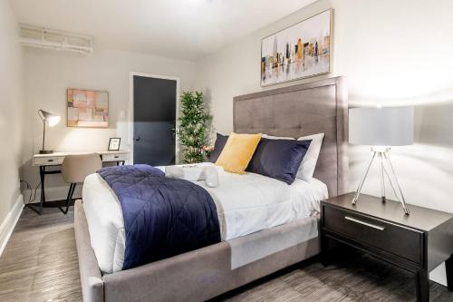 Luxury 2 BR Boutique Apt with Netflix - Heart of DT Hamilton!