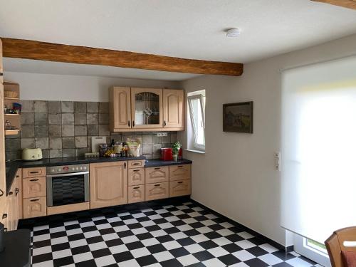 Køkken, Historisches Ferienhaus "Schwalbennest" mit Eseln in Hatzfeld