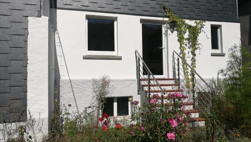 Historisches Ferienhaus "Schwalbennest" mit Eseln in Holzhausen, Deutschland