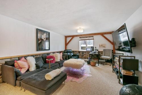 Why Not - A Gorgeous Designer Decorated West Dover Home Located Next To Mt Snow Golf Club and Ski Mountain home - image 6