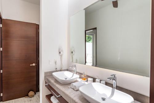 Villa FLAMINGO/ private XL Pool Concierge Security, by CHACBOLAY