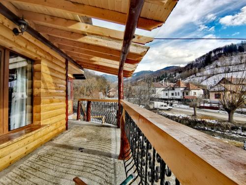 Balkons/terase, CASUTA CU SINDRILA in Valea Hotaruluja