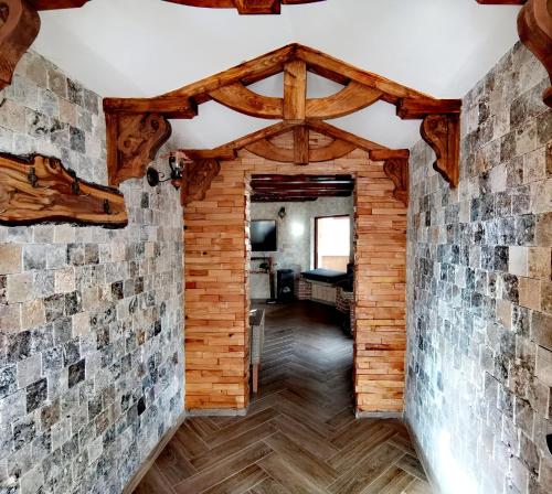 Vestabils, CASUTA CU SINDRILA in Valea Hotaruluja