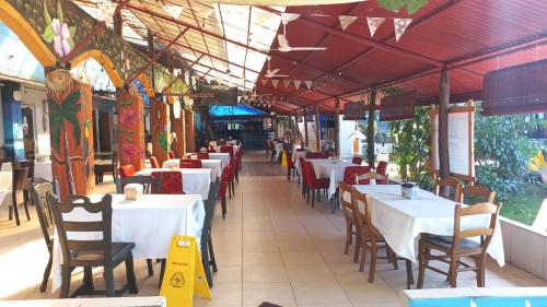Hotel la Cueva Limon in Puerto Limon