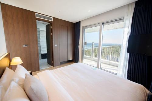 [Executive Lounge Access for 4] Junior Suite Twin with Partial Ocean View