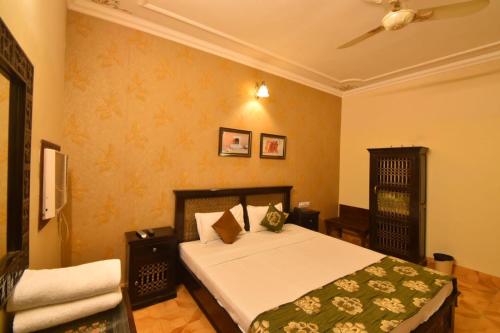 Deluxe Room image 3