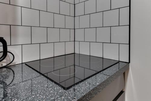 Kitchen, 1 Bedroom Swinley Apartment l Free Parking l Wigan Royal Infirmary l Haigh Hall l Central Location in Wigan