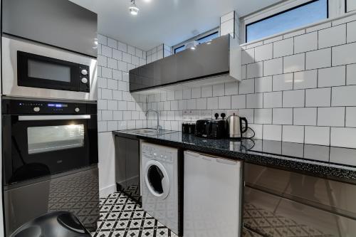 Bếp, 1 Bedroom Swinley Apartment l Free Parking l Wigan Royal Infirmary l Haigh Hall l Central Location in Wigan