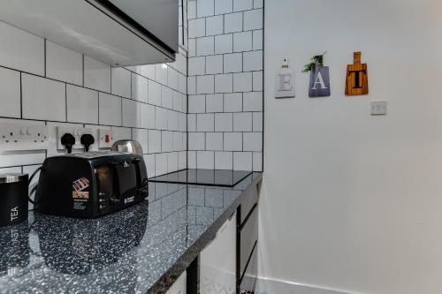 Bếp, 1 Bedroom Swinley Apartment l Free Parking l Wigan Royal Infirmary l Haigh Hall l Central Location in Wigan