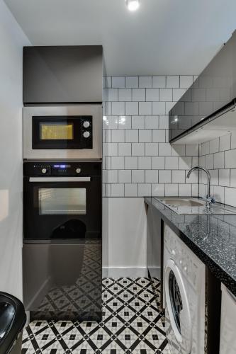 Bếp, 1 Bedroom Swinley Apartment l Free Parking l Wigan Royal Infirmary l Haigh Hall l Central Location in Wigan