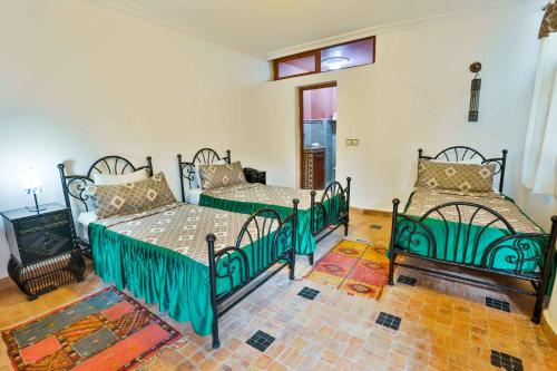 3 twin beds