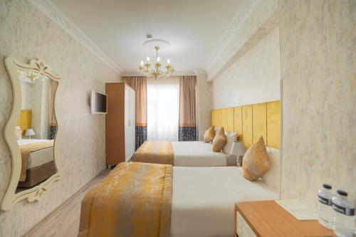 Superior Triple Room image 7