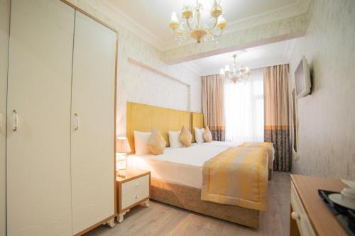 Superior Triple Room image 5