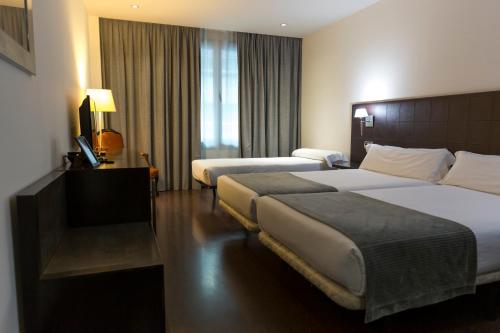 3 twin beds