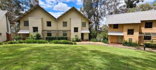 Villa Dion, 3 Bedroom Private Villa, Cypress Lakes Resort, KING & SINGLE BEDS Hunter Valley