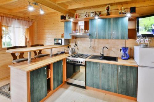 virtuve, Wooden House by Ostrowieckie Lake with Beach in Krag (West Pomeranian)