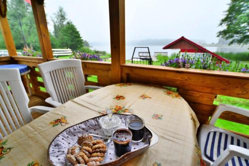 Balkons/terase, Wooden House by Ostrowieckie Lake with Beach in Krag (West Pomeranian)