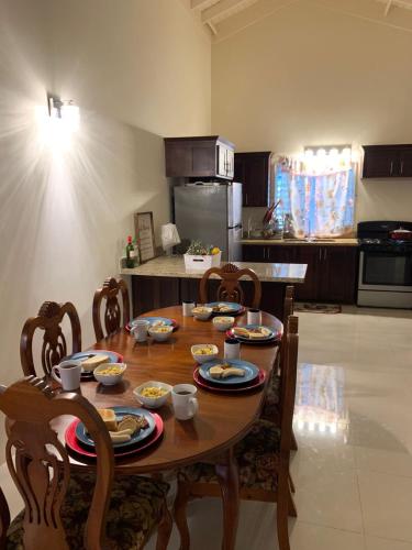 PARADISE VILLA SHAREd ONSITE PRIVATE POOL ONSITE GYM in Ocho Rios