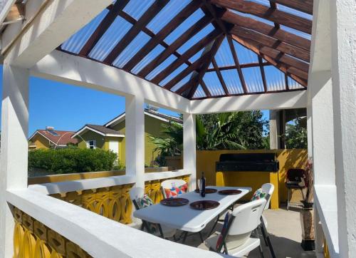 PARADISE VILLA SHAREd ONSITE PRIVATE POOL ONSITE GYM in Ocho Rios