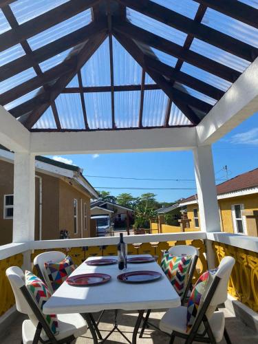 PARADISE VILLA SHAREd ONSITE PRIVATE POOL ONSITE GYM in Ocho Rios