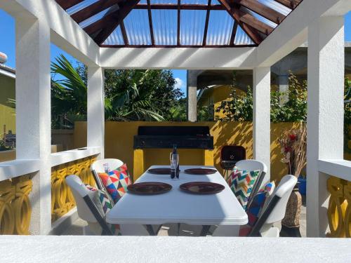 PARADISE VILLA SHAREd ONSITE PRIVATE POOL ONSITE GYM in Ocho Rios