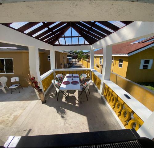 PARADISE VILLA SHAREd ONSITE PRIVATE POOL ONSITE GYM in Ocho Rios