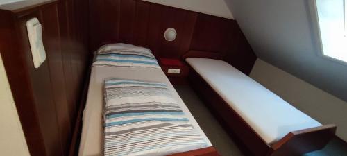 2 twin beds