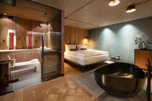 Deluxe Suite with Spa Bath