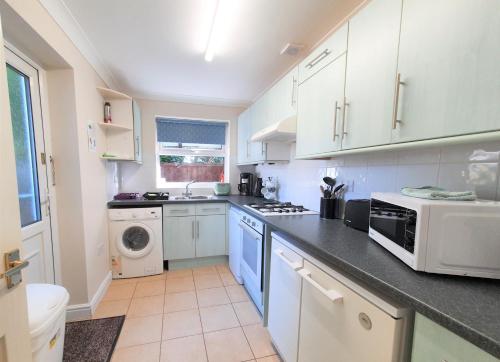 Friars Walk houses with 2 bedrooms, 2 bathrooms, fast Wi-Fi and private parking