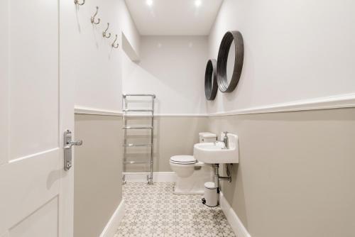 Enfield House - Charming, Modern and Light 4bed