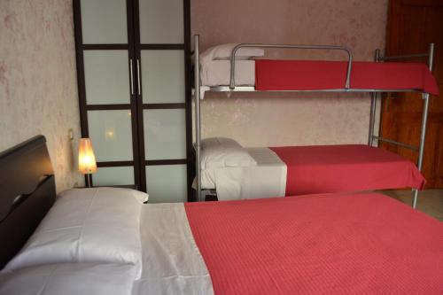 1 double bed, 1 bunk bed