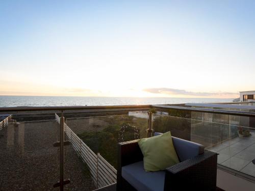 Pass the Keys Amazing Views High End Beachfront 3Bed Sleeps 7 gîte à louer Hayling Island