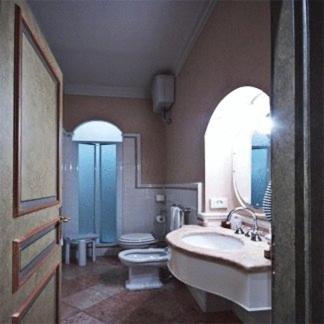 a bathroom with a sink, toilet and bathtub, Hotel Arnaldo Aquila d'Oro in Rubiera