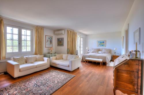 Contemporary style built with materials and in a quality environment