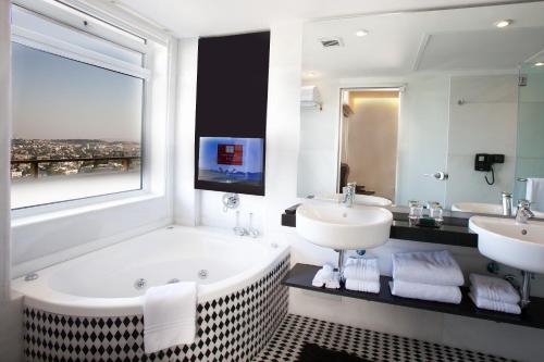 room detail thumbnail 2