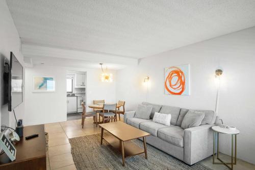 Oceanfront Daytona Beach Condo with Shared Pool - image 10