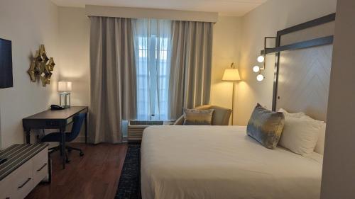 Hotel Indigo Jacksonville-Deerwood Park, an IHG Hotel photo 2