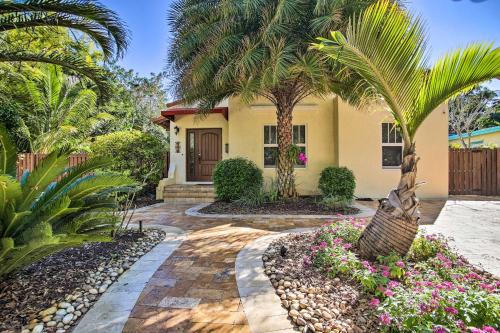 Modern Ft Lauderdale Escape with Deck and Grill! in Fort Lauderdale, USA
