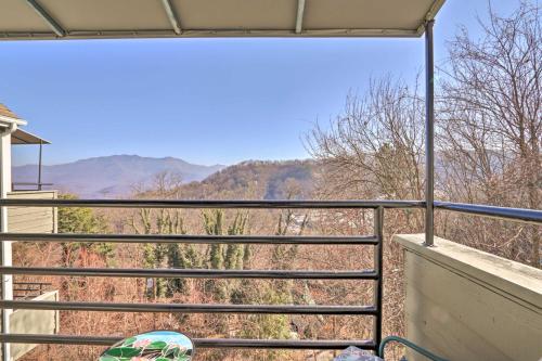Unique Smokies Ski Shack with Mountain-Top View in Gatlinburg, USA
