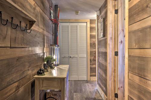 Unique Smokies Ski Shack with Mountain-Top View in Gatlinburg, USA