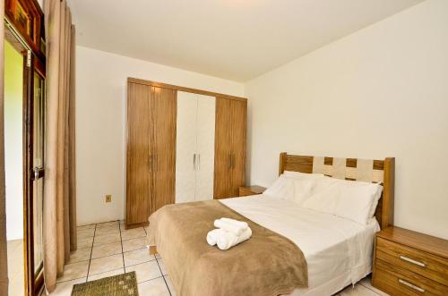 Pe na Areia, apartamento duplex na Cachoeira do Bom Jesus N1661