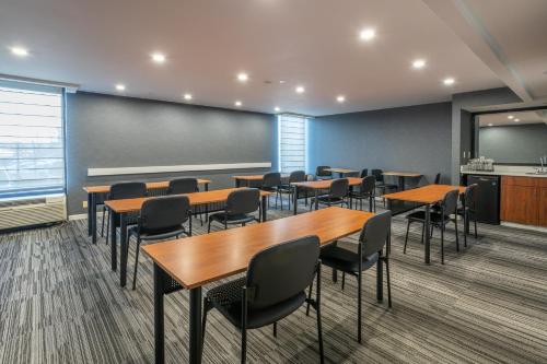 Holiday Inn Express - Newark Airport - Elizabeth an IHG Hotel - image 5
