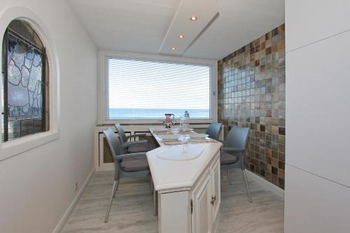 Apartment with Sea View image 7