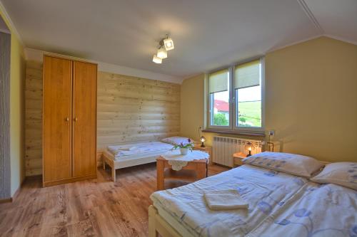 1 queen bed, 2 twin beds