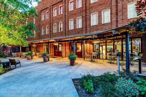 The Inn At The Crossroads in Lake City, USA