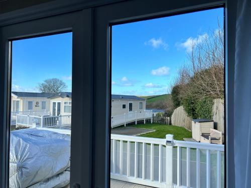 زوايا من الفندق, Mollys Retreat pet friendly three bed caravan with small garden Newquay Bay Resort Quieter area of p in أخرى