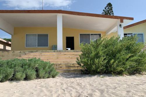 La Casa Amarilla Frente al Mar in Chelem, Mexico