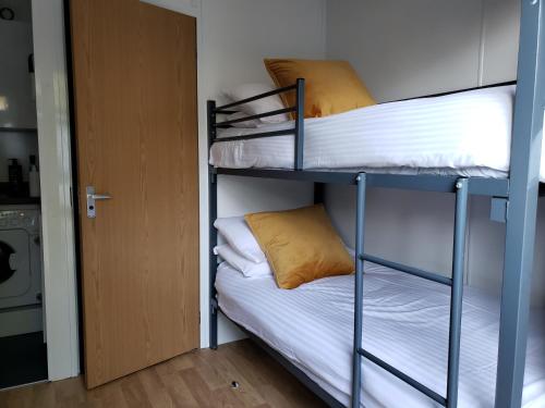 2 bunk beds